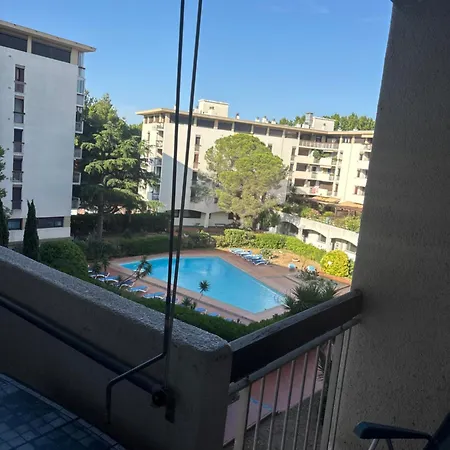 Daire Avec Balcon, Piscine Et Garage Prive