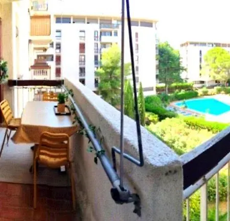 Avec Balcon, Piscine Et Garage Privé
